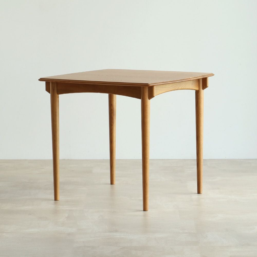 北欧テイストのダイニングテーブル