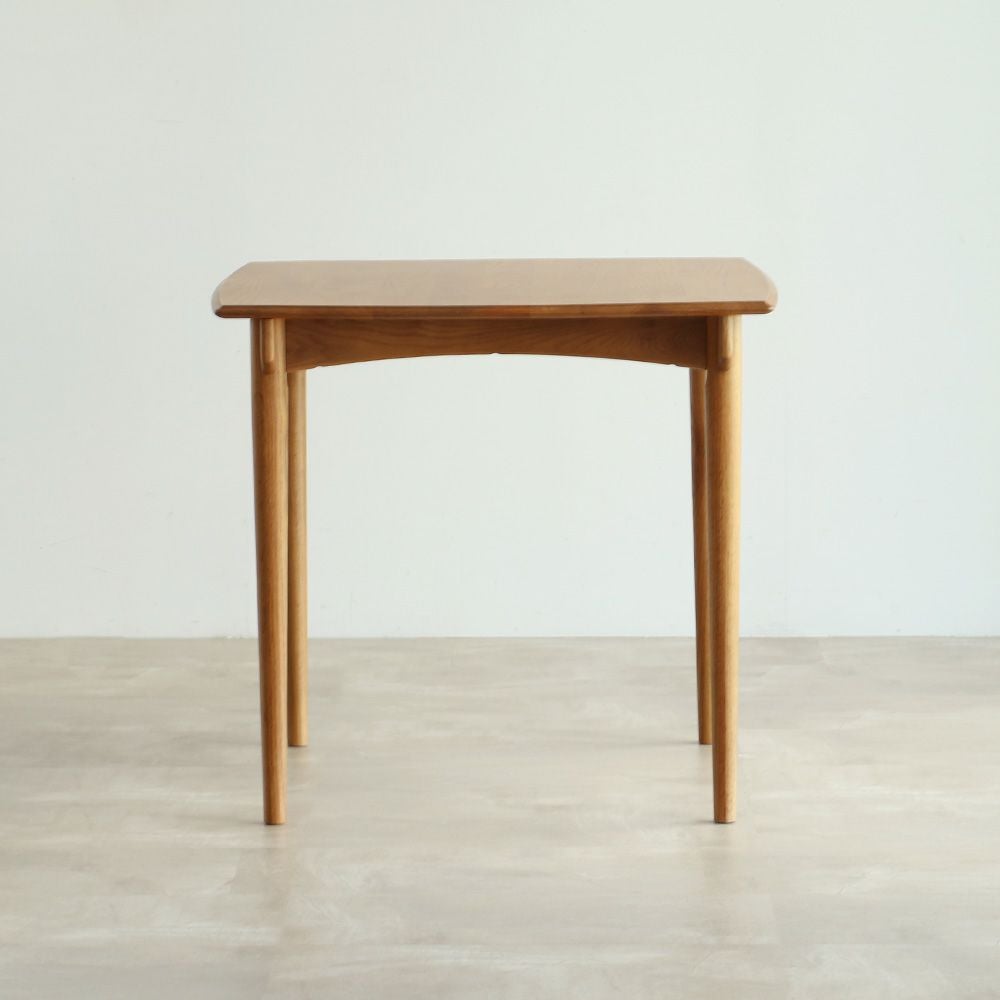 北欧テイストのダイニングテーブル