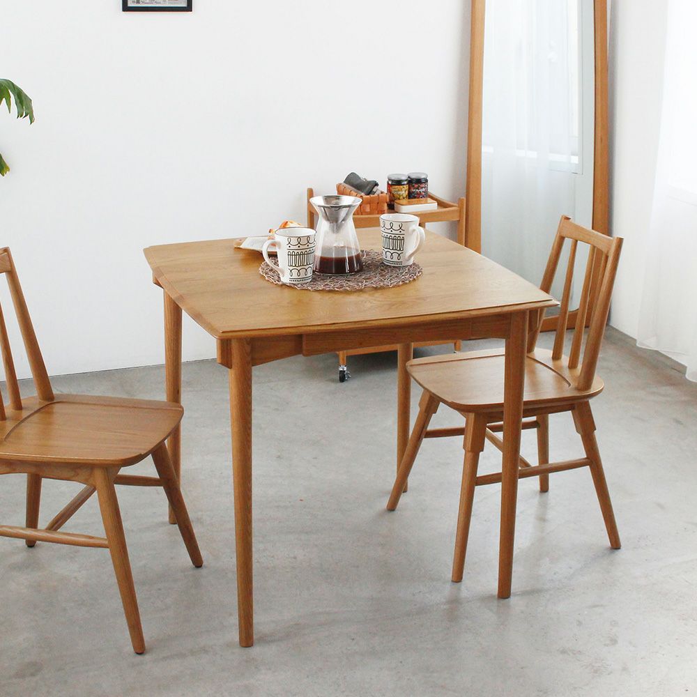 北欧テイストのダイニングテーブル