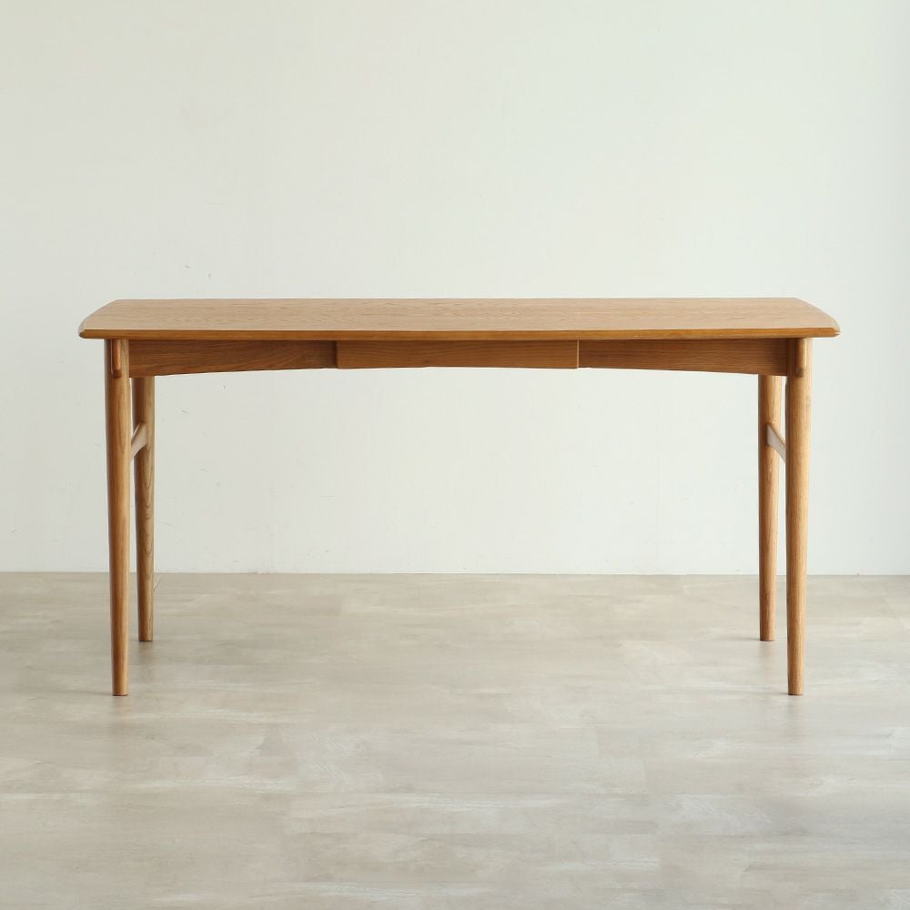 北欧テイストのダイニングテーブル