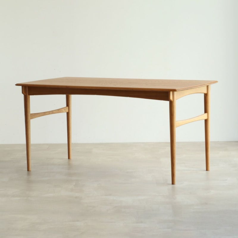 北欧テイストのダイニングテーブル