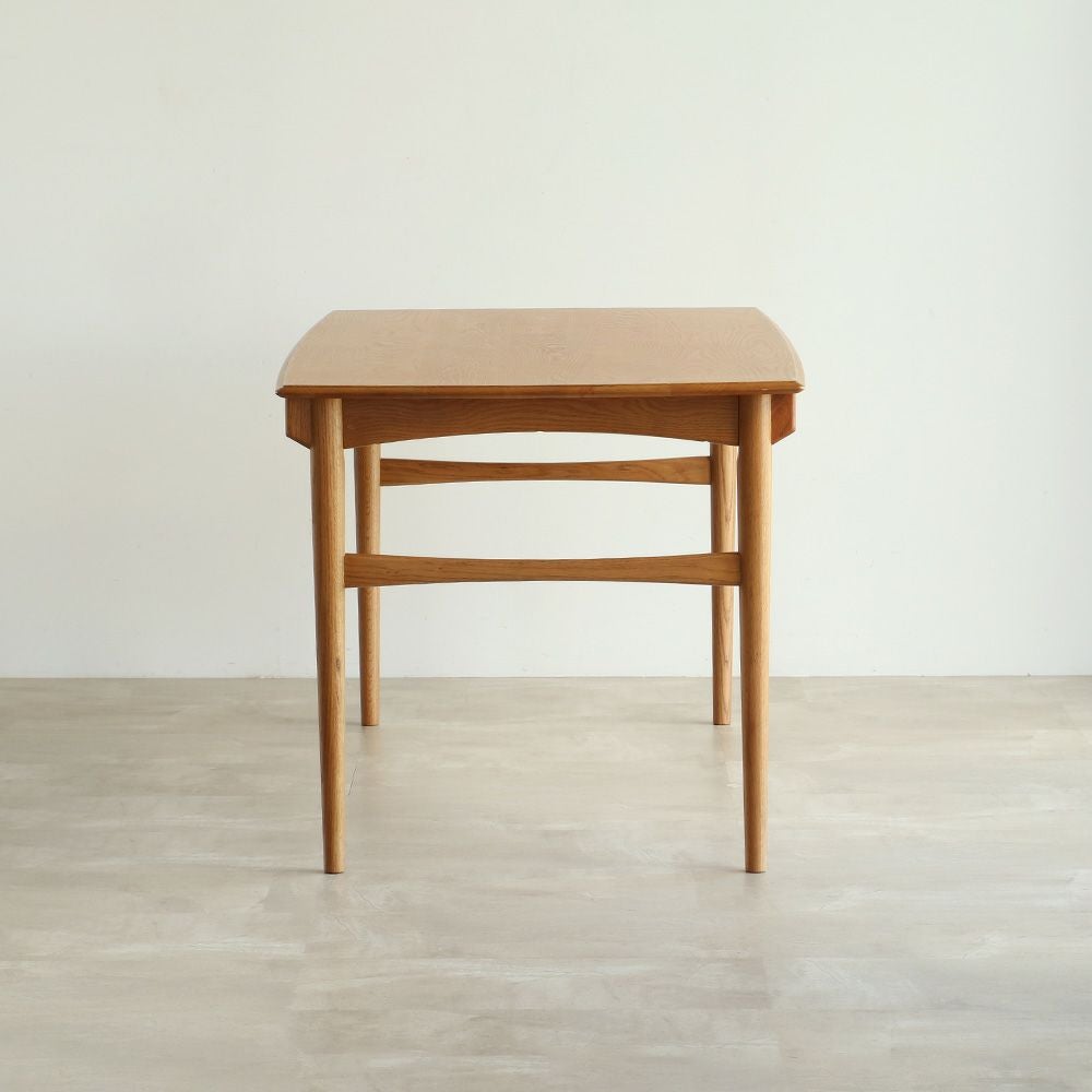 北欧テイストのダイニングテーブル