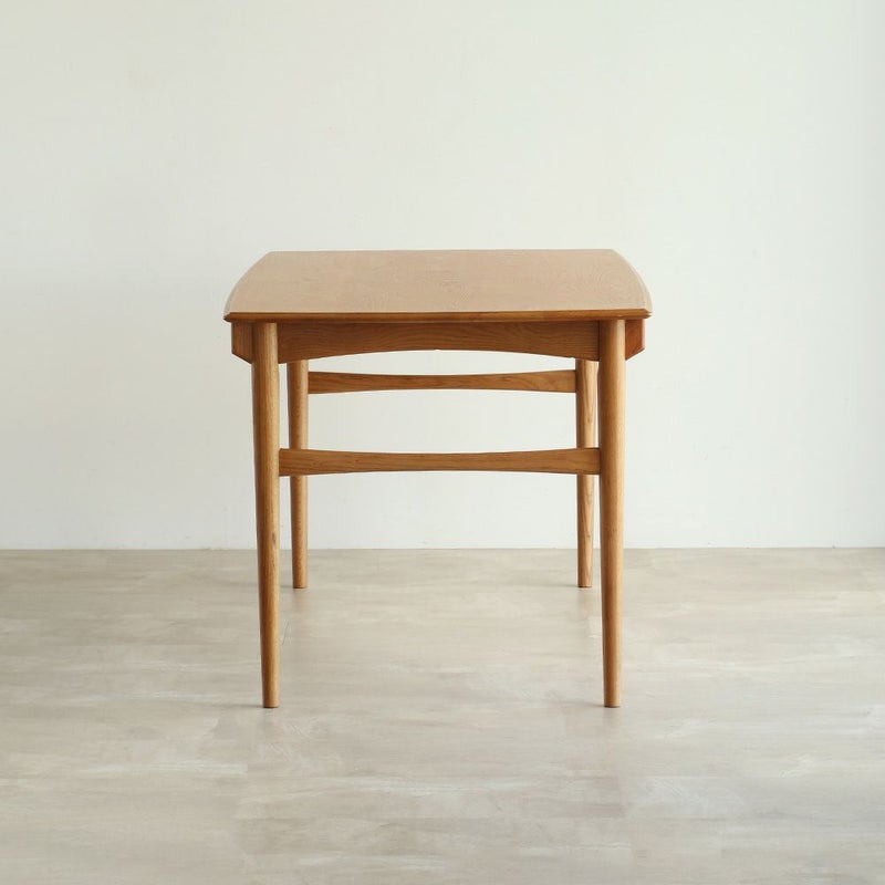 北欧テイストのダイニングテーブル