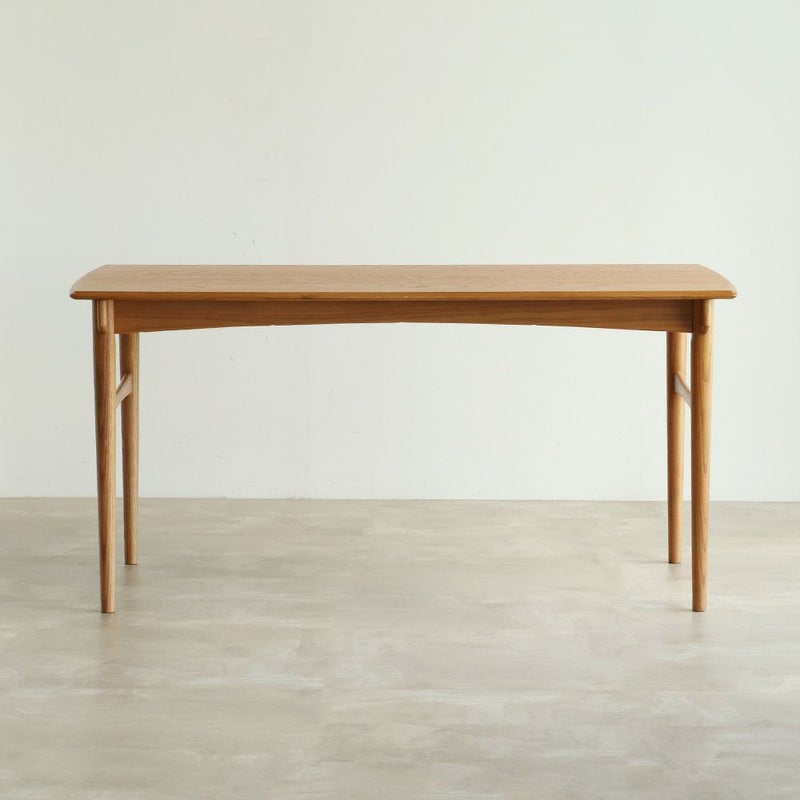 北欧テイストのダイニングテーブル