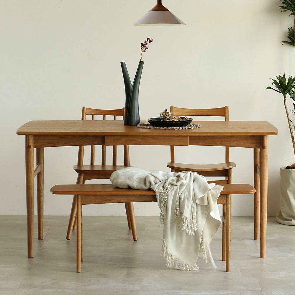 北欧テイストのダイニングテーブル