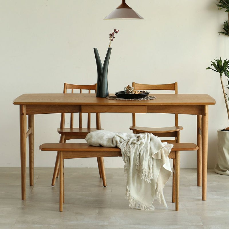 北欧テイストのダイニングテーブル