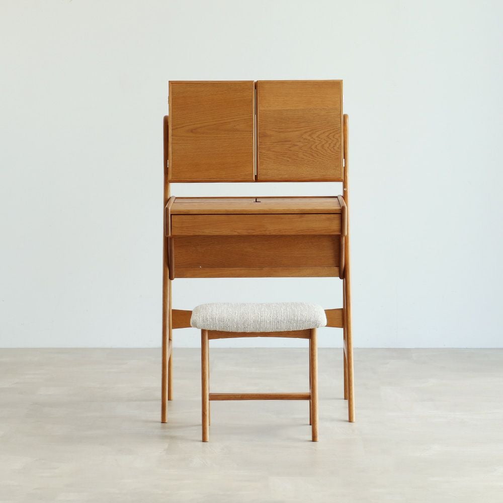 ヴィンテージテイストの三面鏡ドレッサー