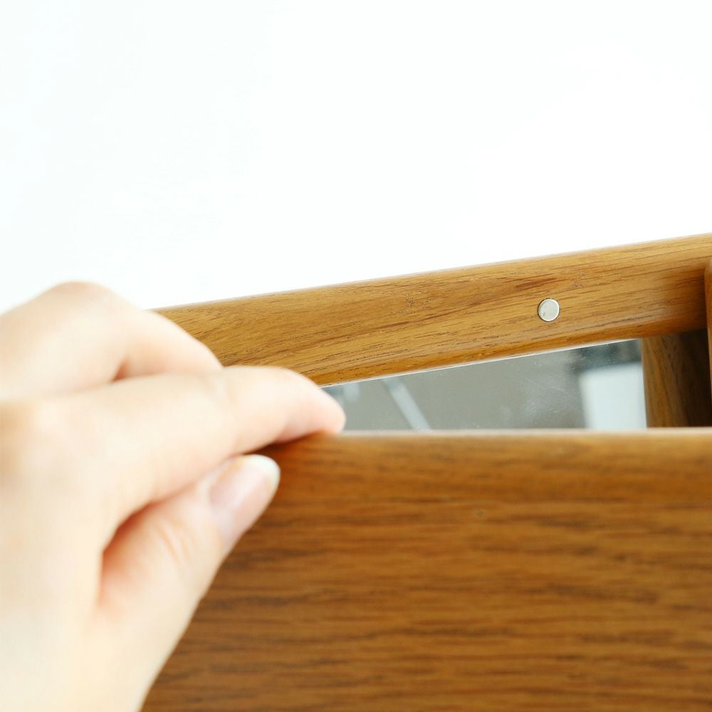 ヴィンテージテイストの三面鏡ドレッサー