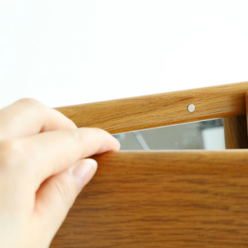 ヴィンテージテイストの三面鏡ドレッサー