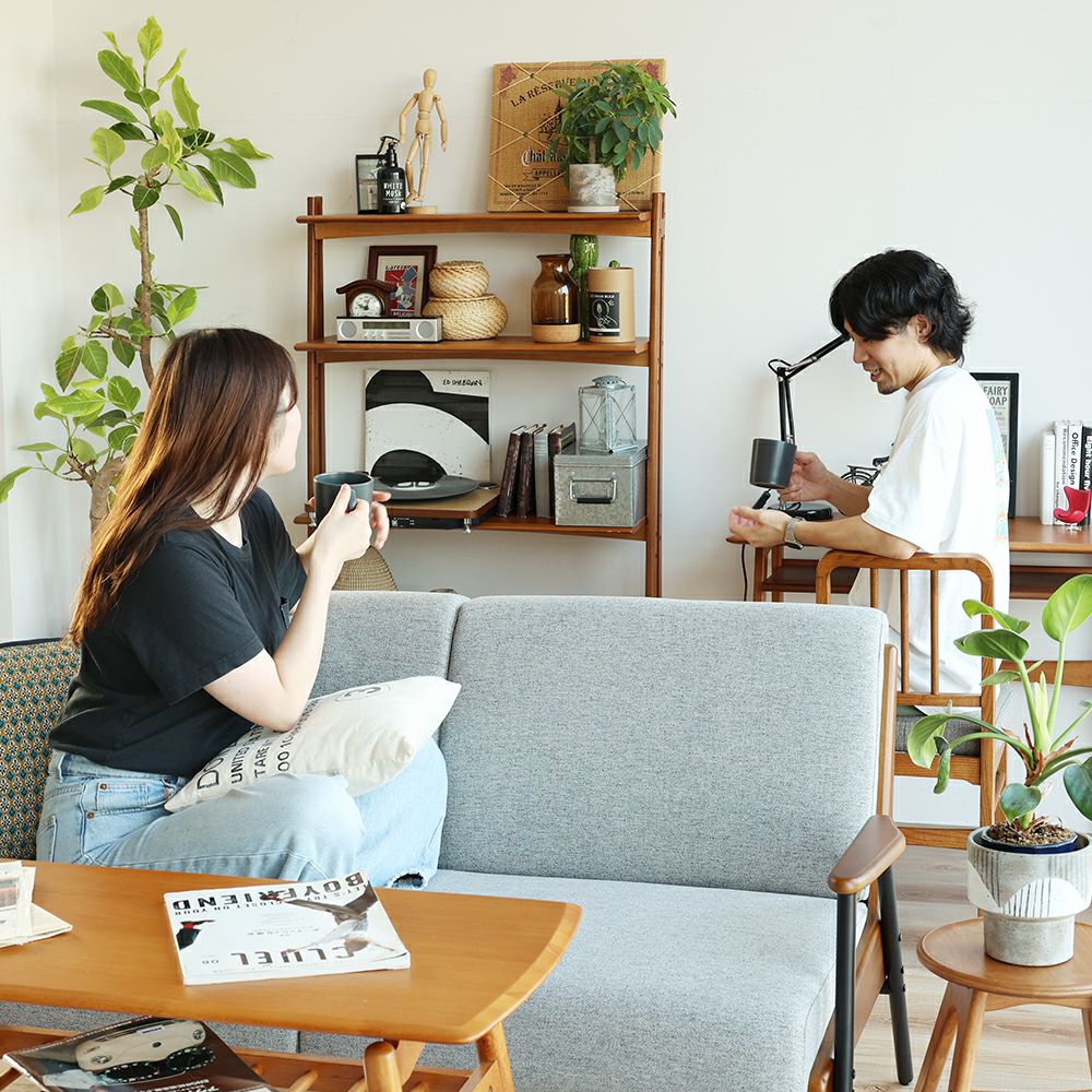 スチール脚と木製フレームの2Pソファ