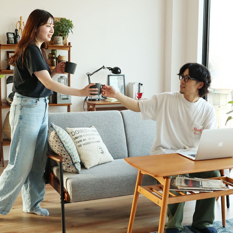 スチール脚と木製フレームの2Pソファ