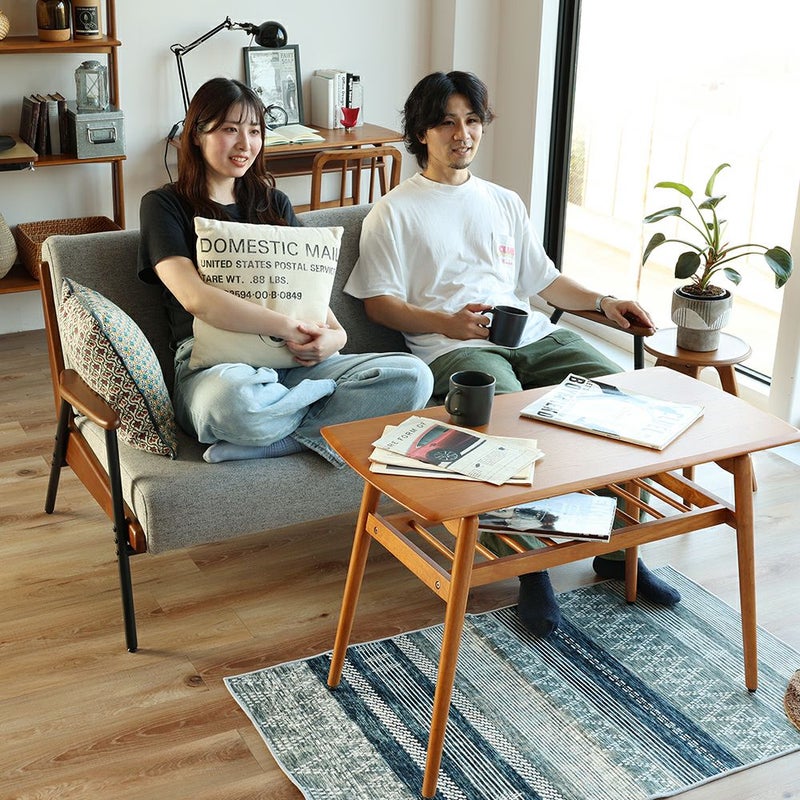 スチール脚と木製フレームの2Pソファ