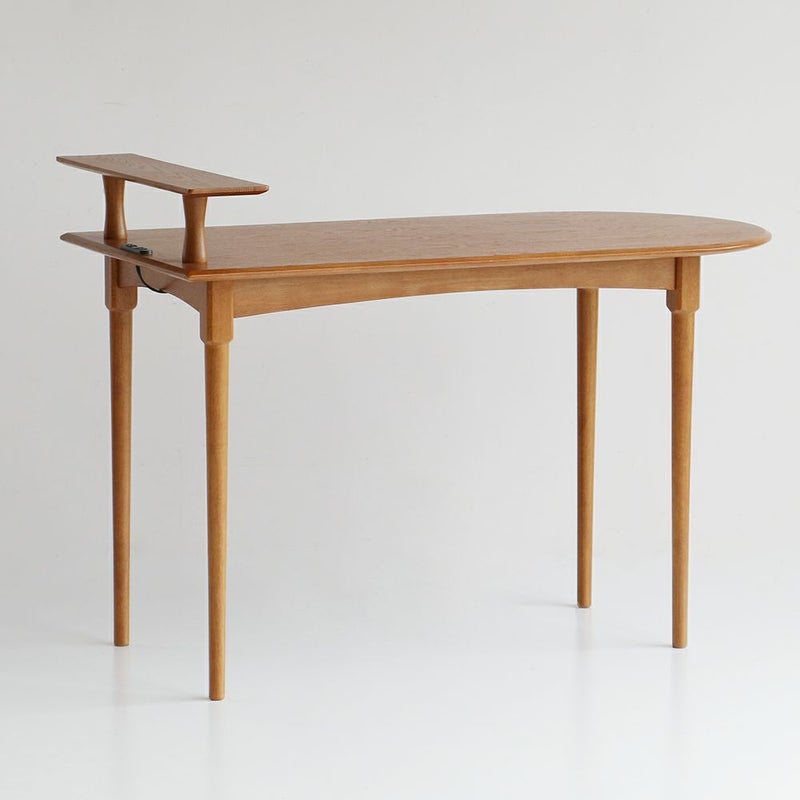 木目が美しいハーフラウンドテーブル