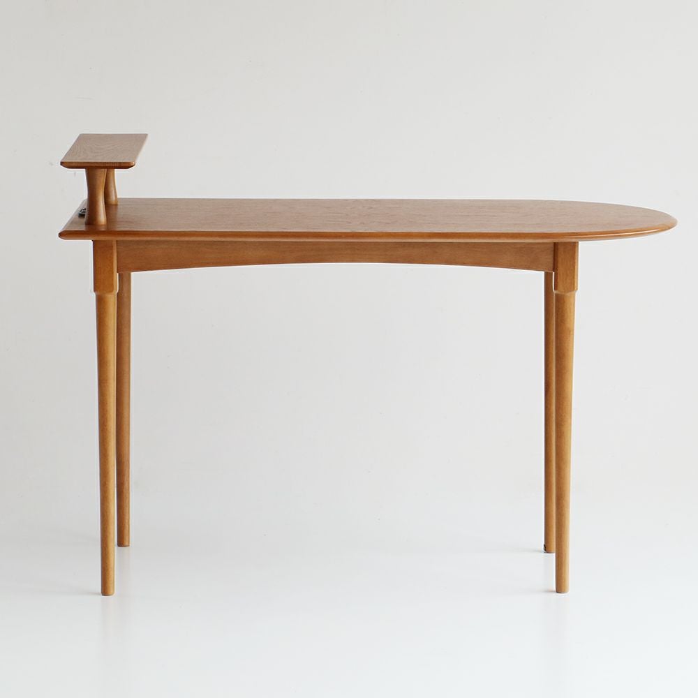 木目が美しいハーフラウンドテーブル