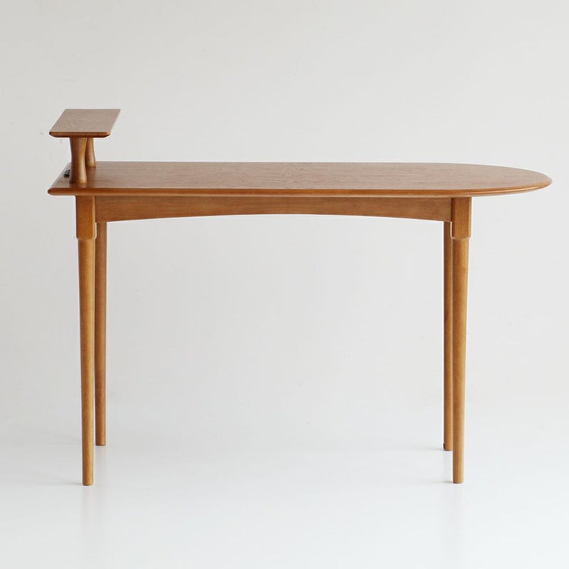 木目が美しいハーフラウンドテーブル