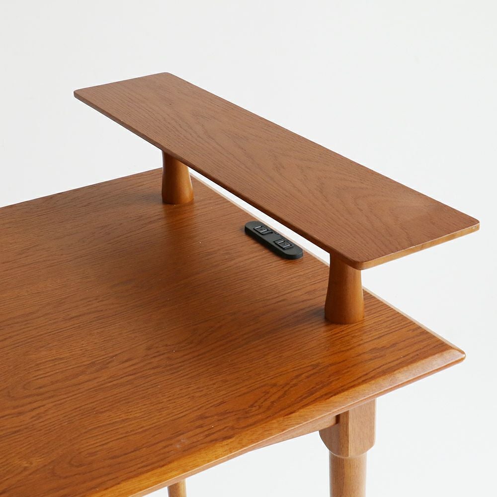 木目が美しいハーフラウンドテーブル