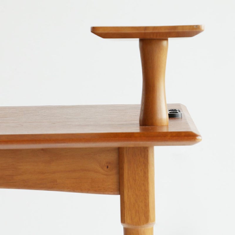 木目が美しいハーフラウンドテーブル