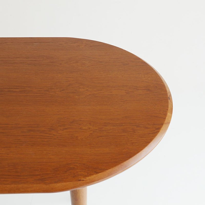 木目が美しいハーフラウンドテーブル