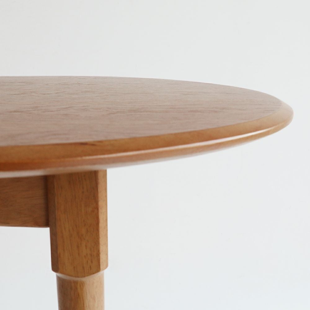木目が美しいハーフラウンドテーブル