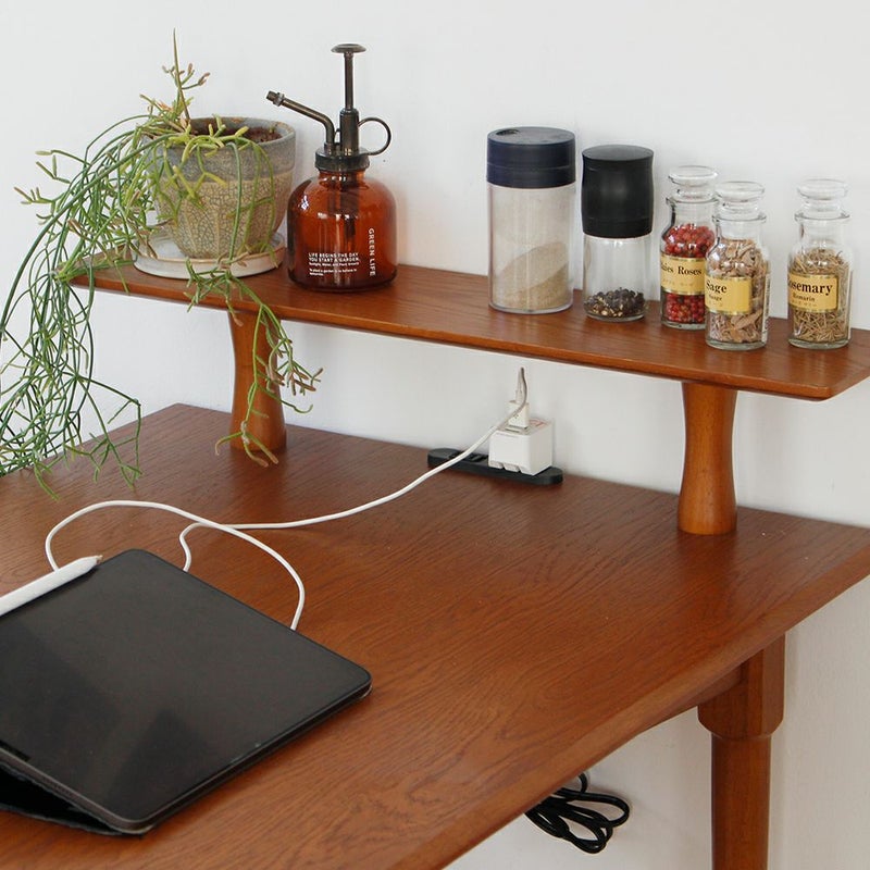 木目が美しいハーフラウンドテーブル