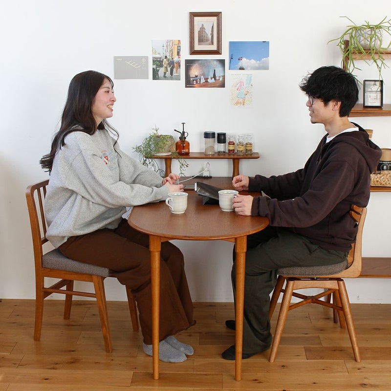 木目が美しいハーフラウンドテーブル