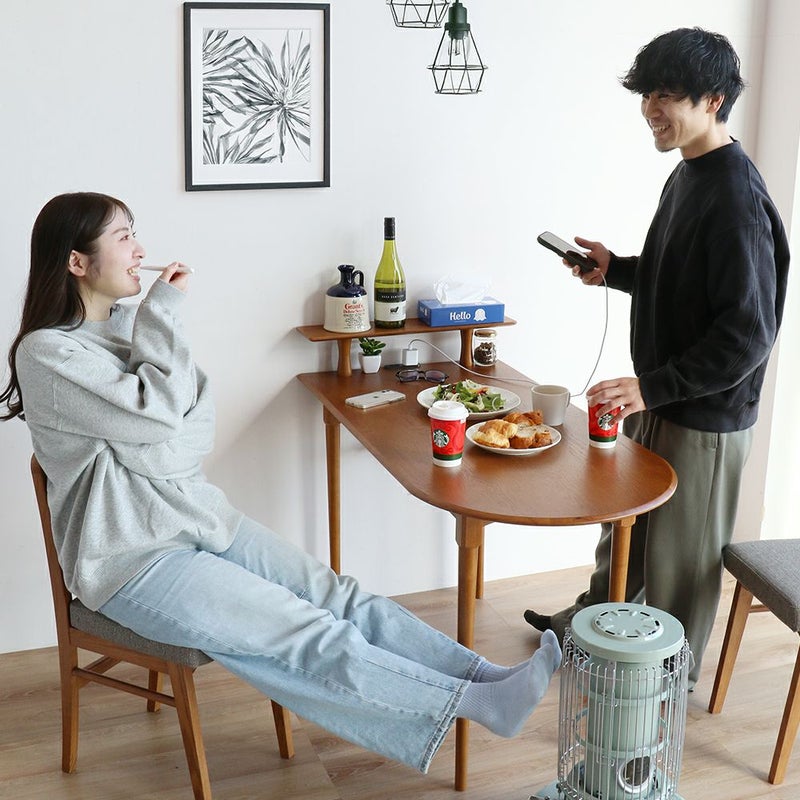 木目が美しいハーフラウンドテーブル