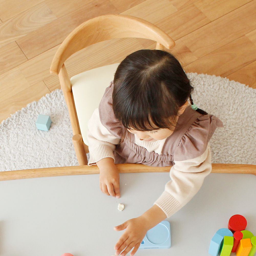 高さ調節ができる北欧テイストのキッズチェア