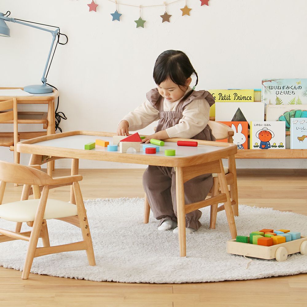 高さ調節ができる北欧テイストのキッズチェア