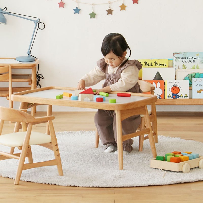 高さ調節ができる北欧テイストのキッズチェア