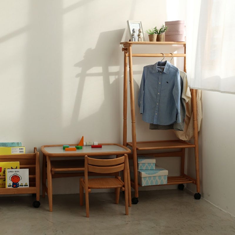 高さ調節ができる北欧テイストのキッズハンガーラック
