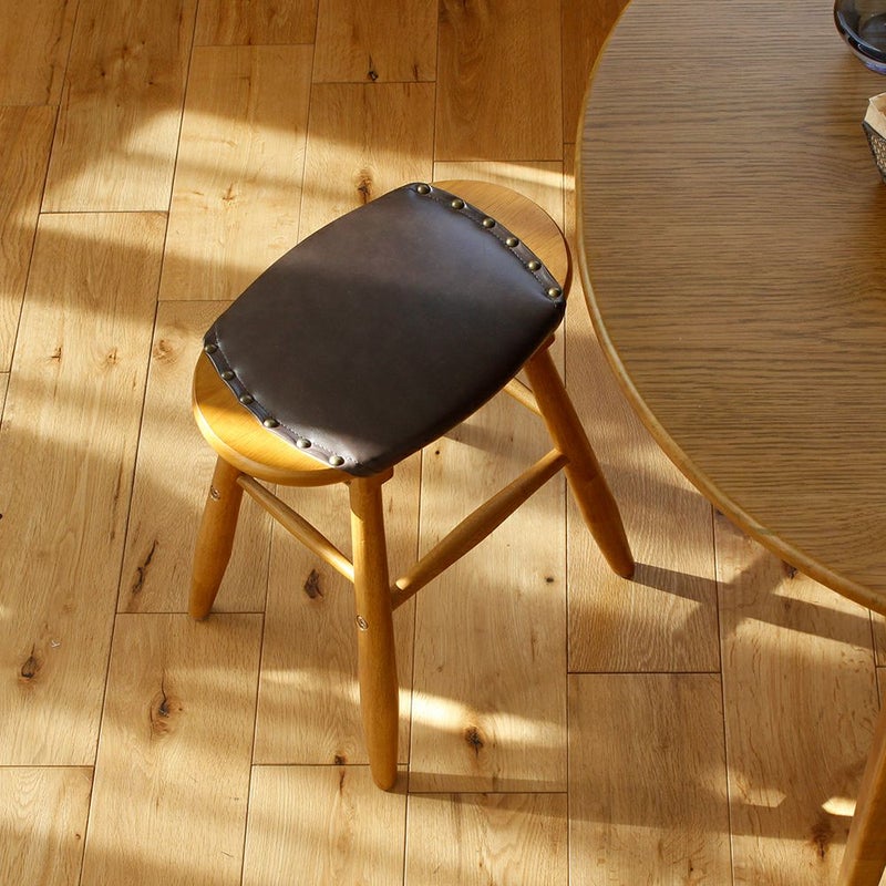 素材の風合いをそのまま楽しめるロースツール