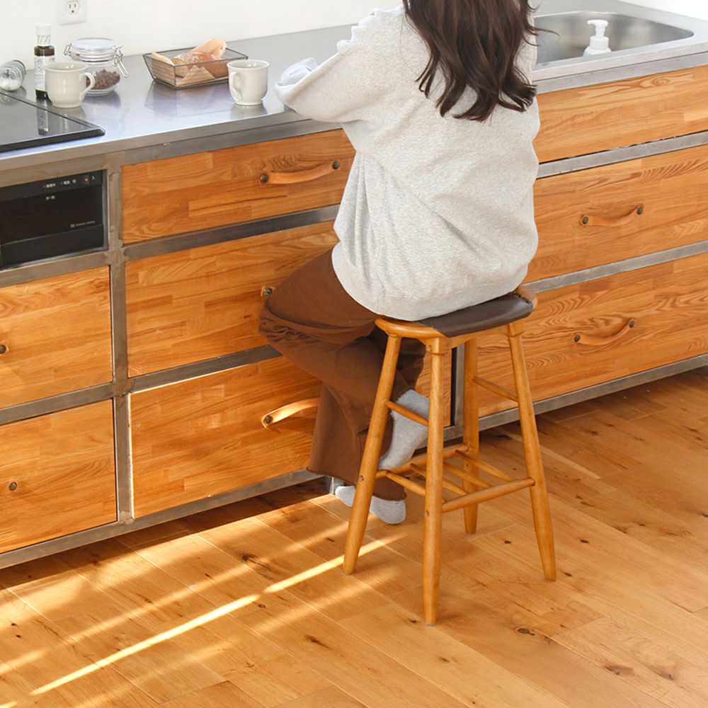 素材の風合いをそのまま楽しめるハイスツール