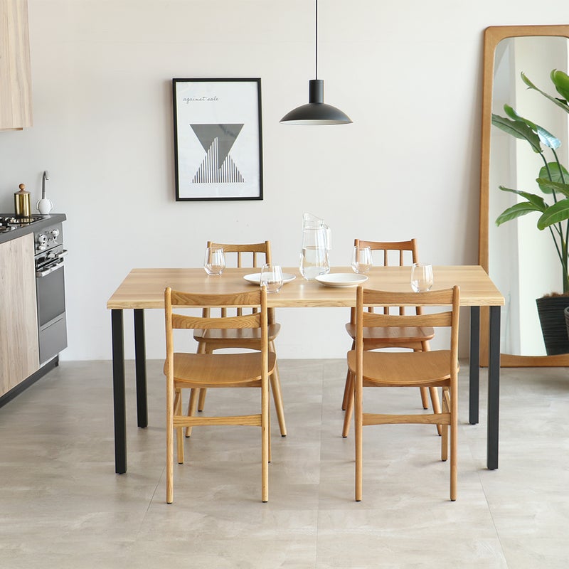 一枚板のような上質な仕上がりのダイニングテーブル