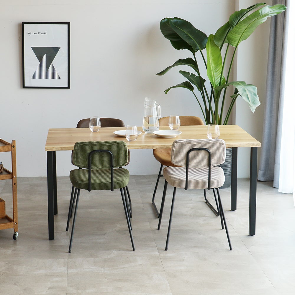 一枚板のような上質な仕上がりのダイニングテーブル