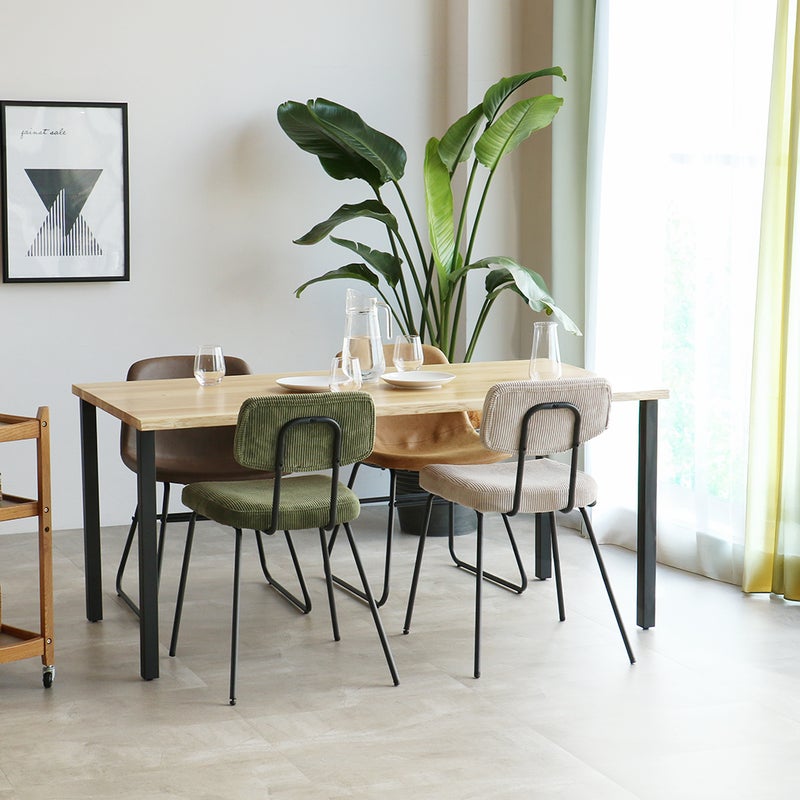 一枚板のような上質な仕上がりのダイニングテーブル