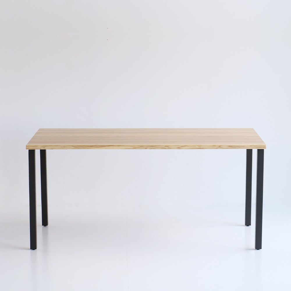 一枚板のような上質な仕上がりのダイニングテーブル