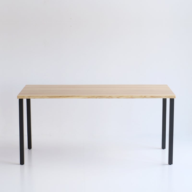 一枚板のような上質な仕上がりのダイニングテーブル