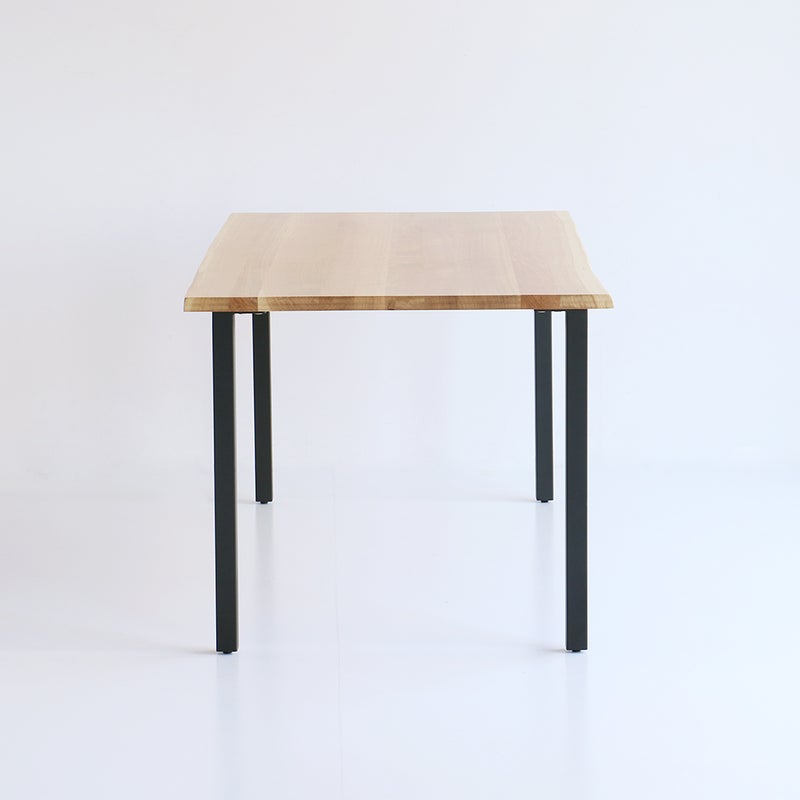 一枚板のような上質な仕上がりのダイニングテーブル