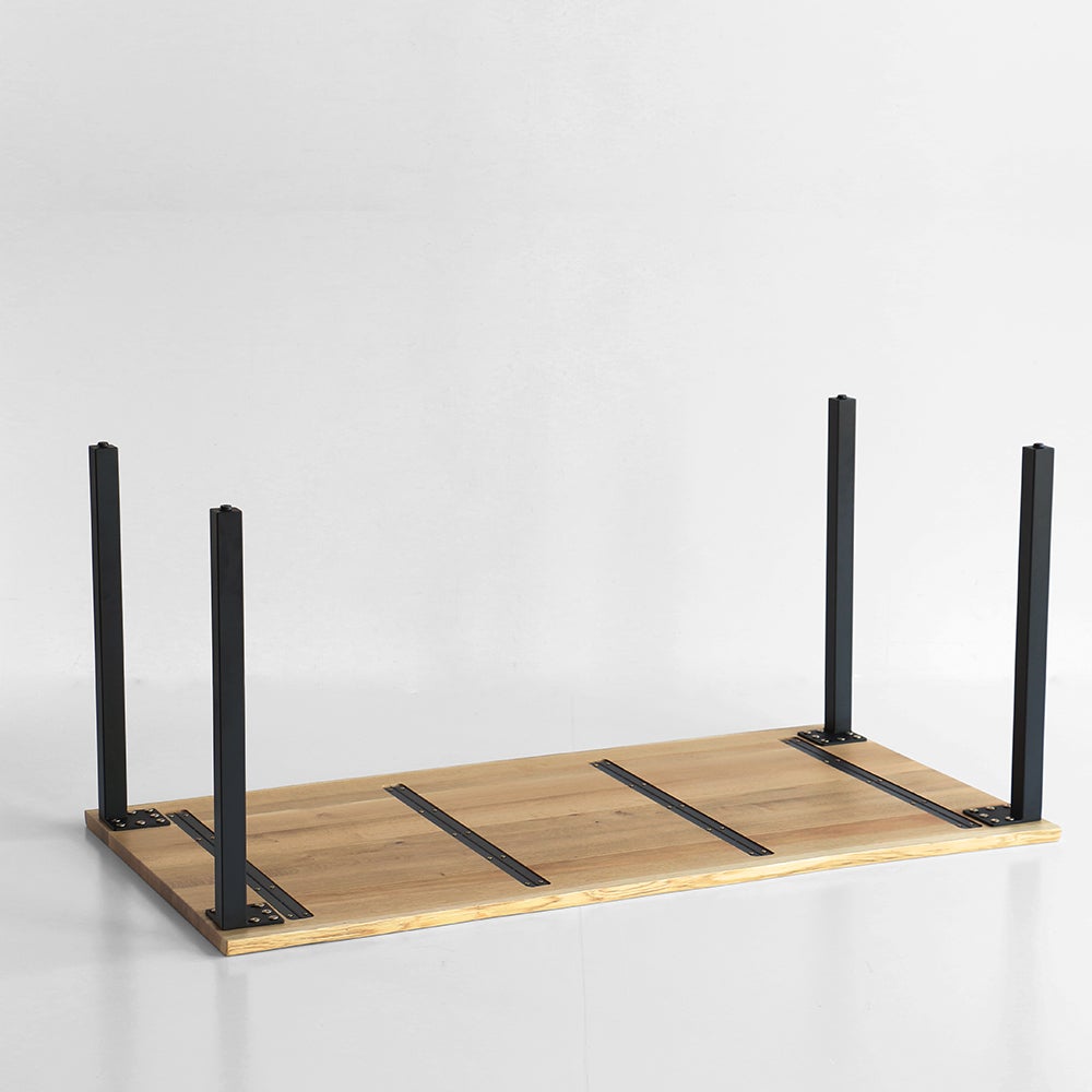 一枚板のような上質な仕上がりのダイニングテーブル