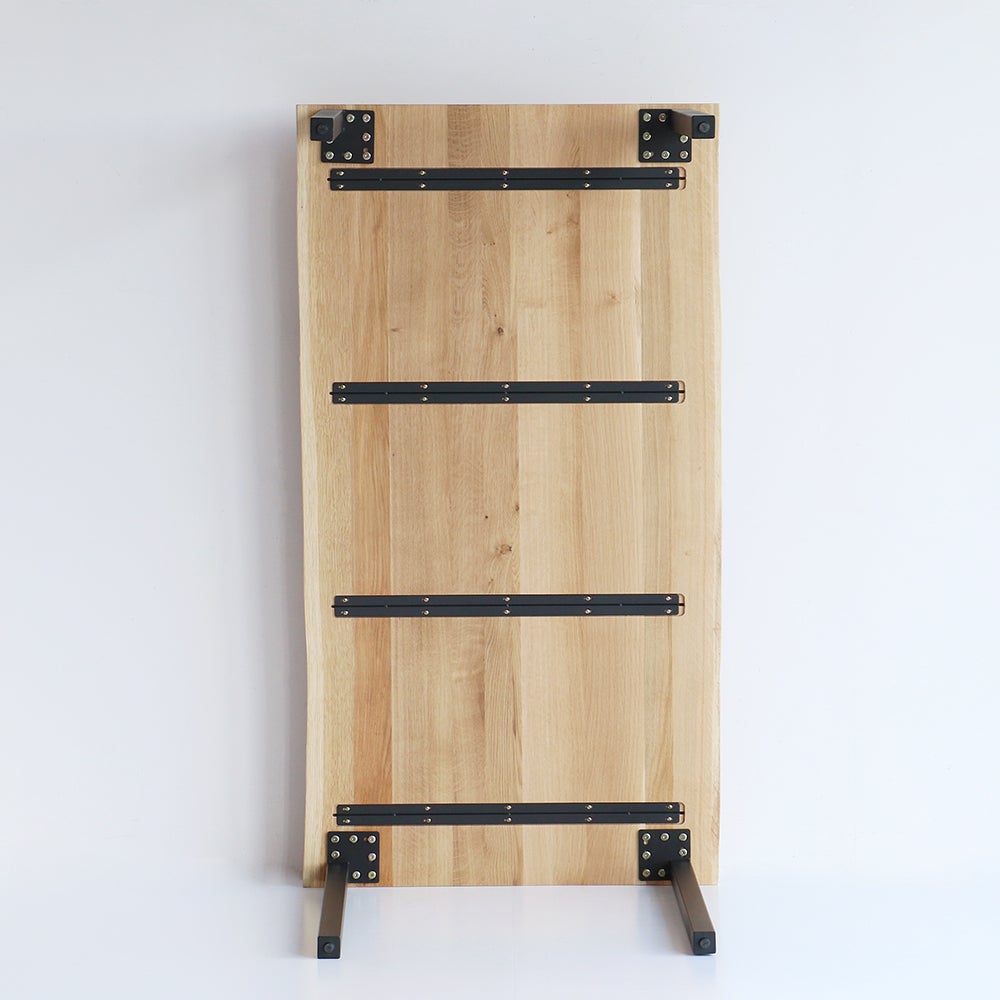 一枚板のような上質な仕上がりのダイニングテーブル