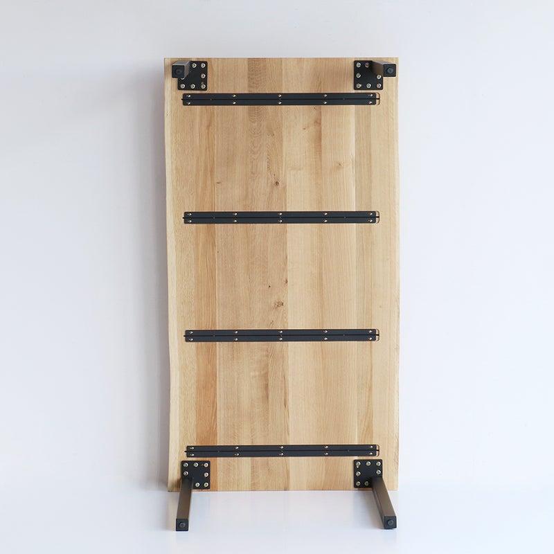 一枚板のような上質な仕上がりのダイニングテーブル