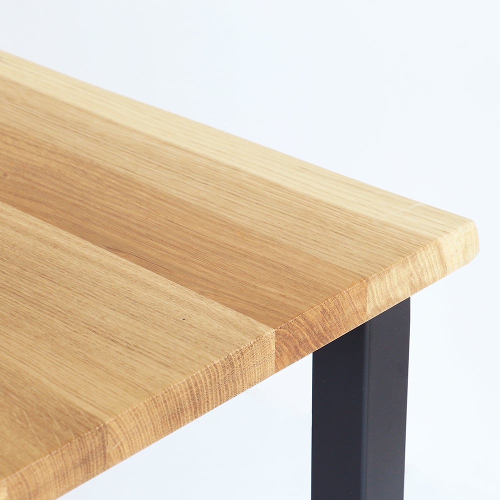 一枚板のような上質な仕上がりのダイニングテーブル