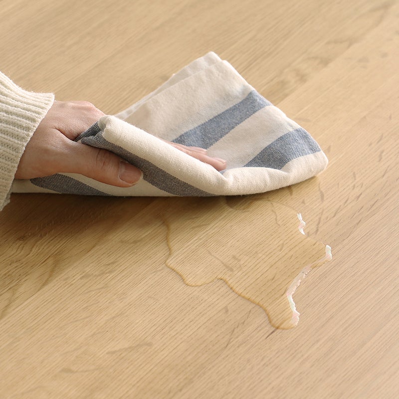 一枚板のような上質な仕上がりのダイニングテーブル