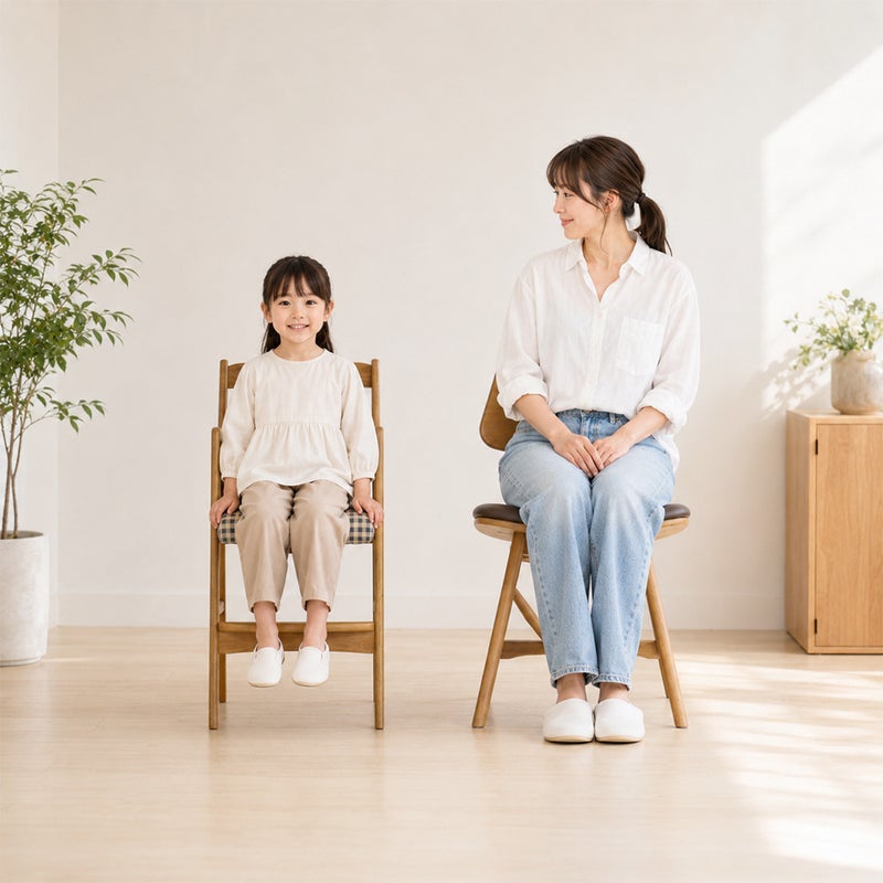 大人の椅子と並べても、すっきり収まる。