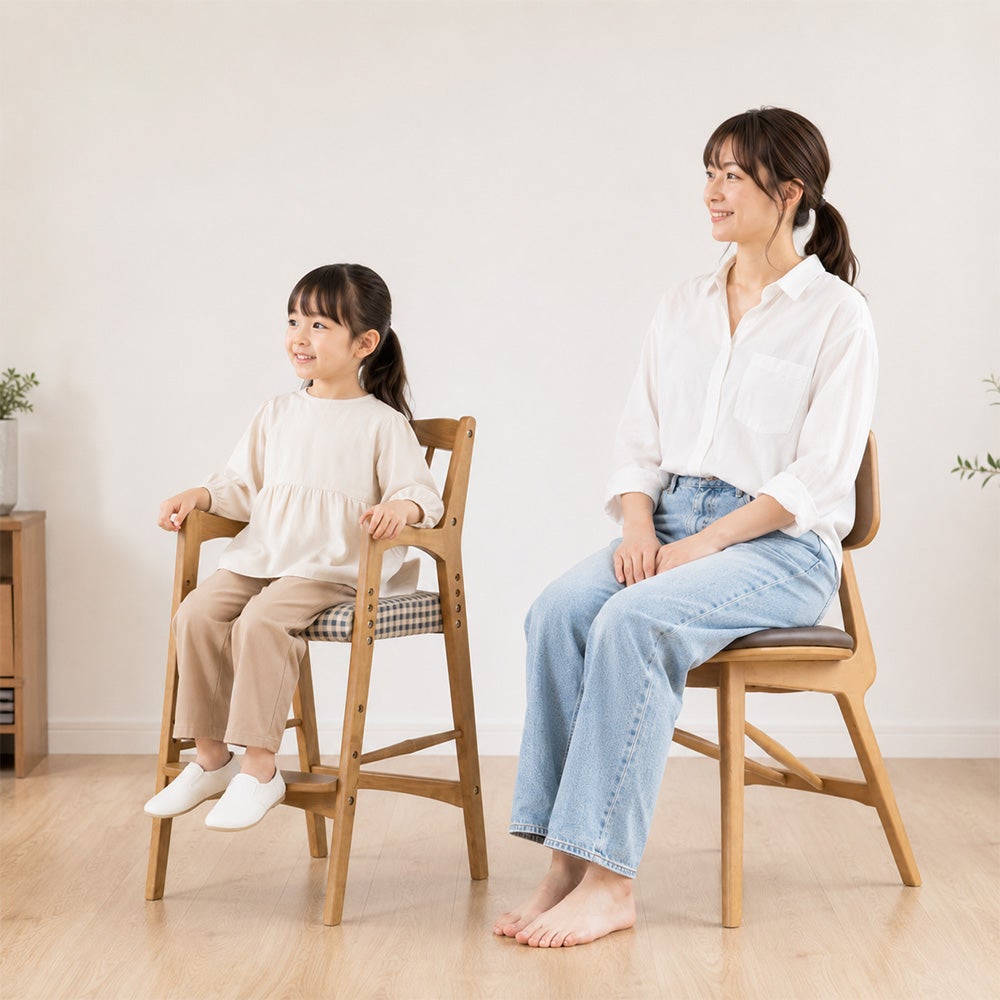 大人の椅子と並べても、すっきり収まる。